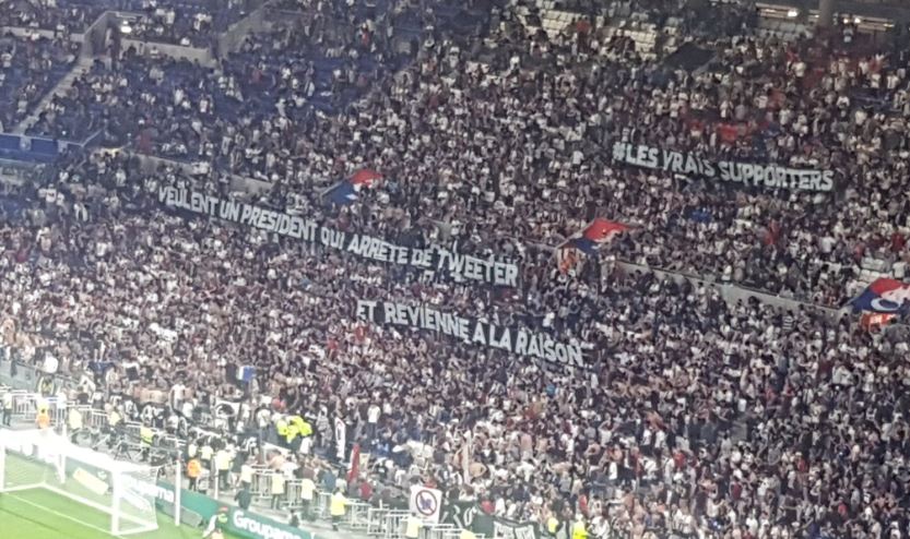 Footballogue's tweet photo. [#L1🇫🇷] Autre banderole, cette fois-ci sur le président de l'OL, Jean-Michel Aulas : 

"Les vrais supporters veulent un président qui arrête de tweeter et revienne à la raison" https://t.co/DpAd8pyb3N