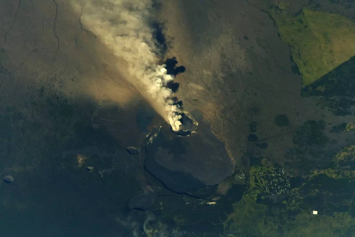 Real photo of the eruption in Hawaii, as seen from orbit on 13 May 2018