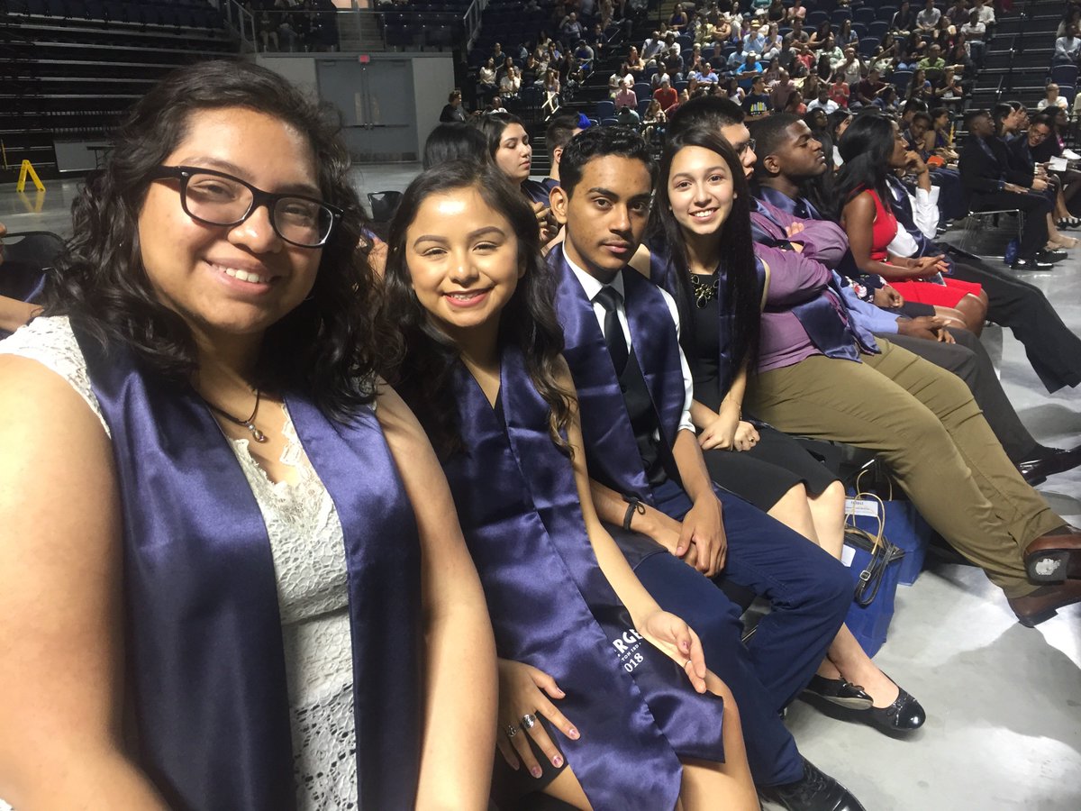 aleicia_roberts's tweet photo. @HISD_NHECHS 
NHECHS Proud... We celebrate with our amazing Emerge seniors. https://t.co/cGQ9SnW9WB