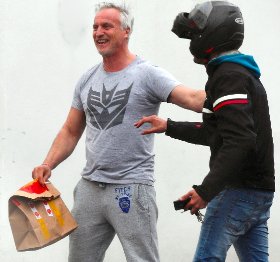 MirrorWorldNews's tweet photo. Cigarette smoking David Ginola gets McDonalds takeaway two years after heart op
https://t.co/z2bWiQZ9lb https://t.co/ZkKCp9DhkG