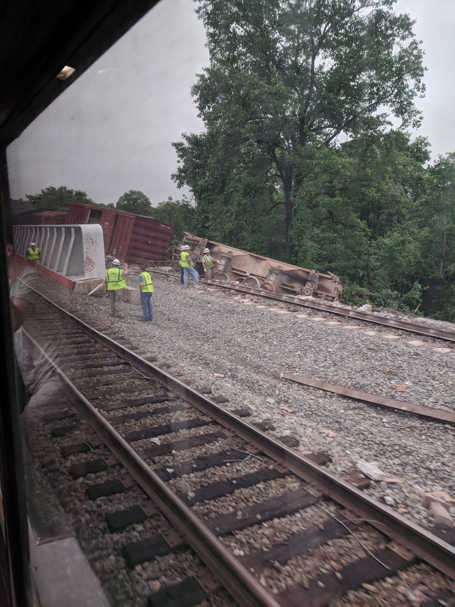 MichelleBestt's tweet photo. CSX freight derailment just south of Alexandria, VA. 4PM @CSX @Amtrak https://t.co/gcqVAspGK0