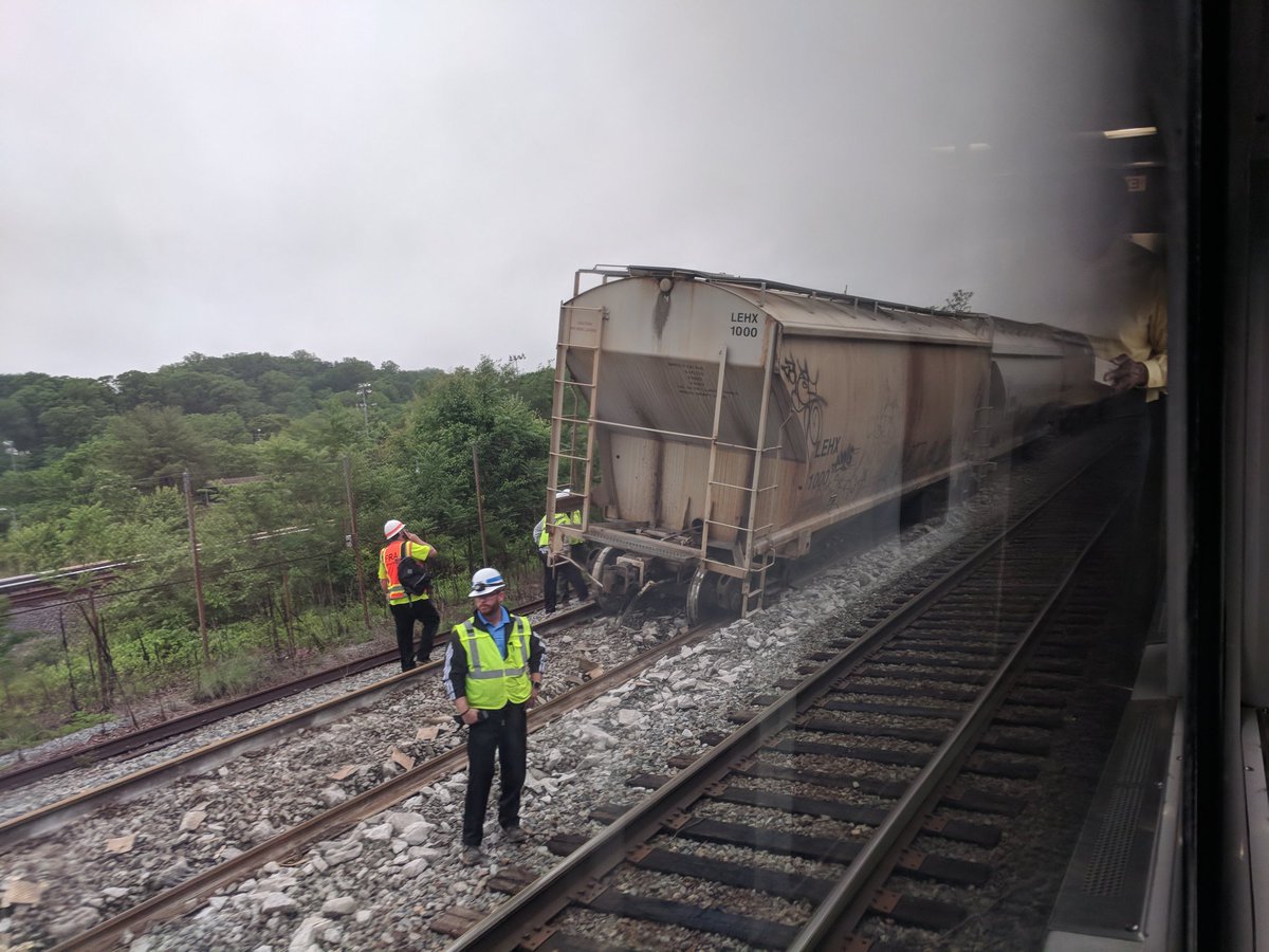 MichelleBestt's tweet photo. CSX freight derailment just south of Alexandria, VA. 4PM @CSX @Amtrak https://t.co/gcqVAspGK0