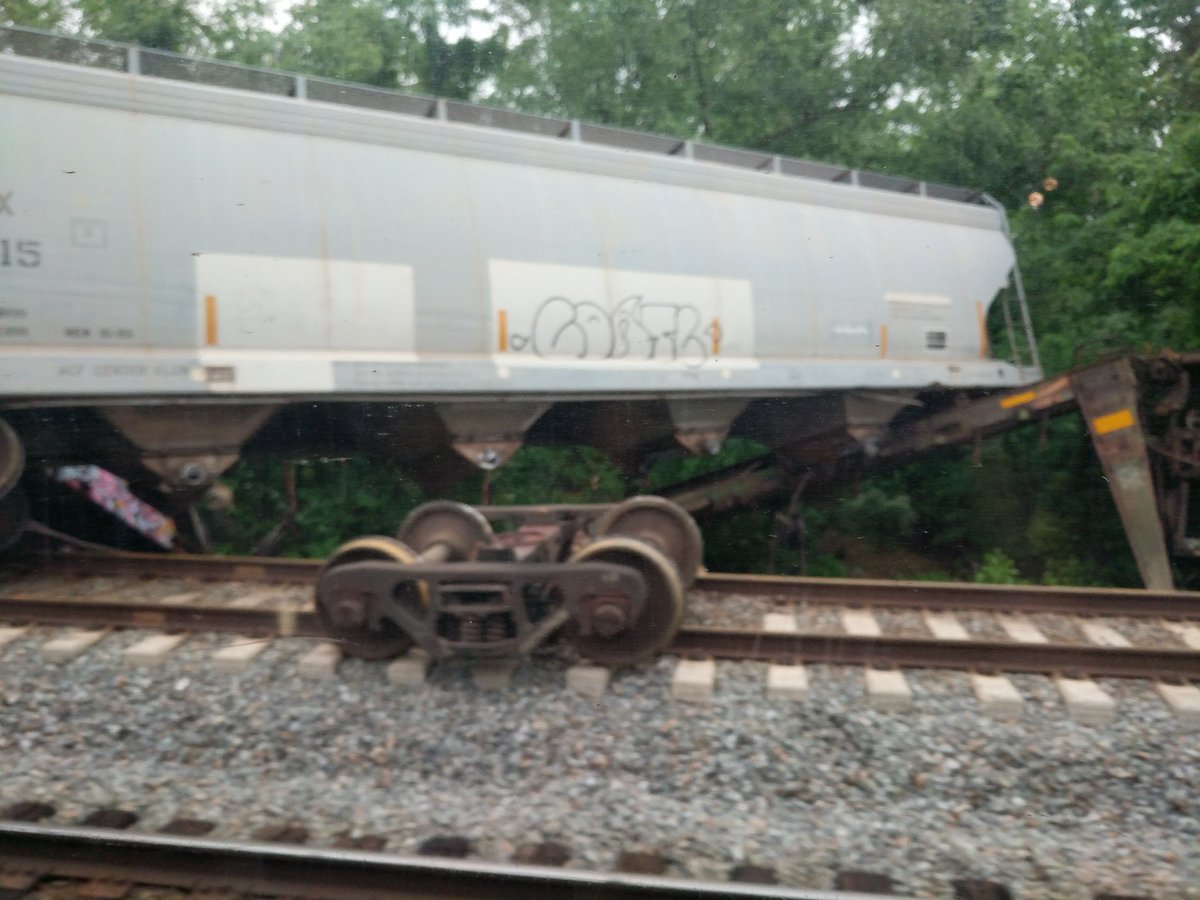 MichelleBestt's tweet photo. CSX freight derailment just south of Alexandria, VA. 4PM @CSX @Amtrak https://t.co/gcqVAspGK0