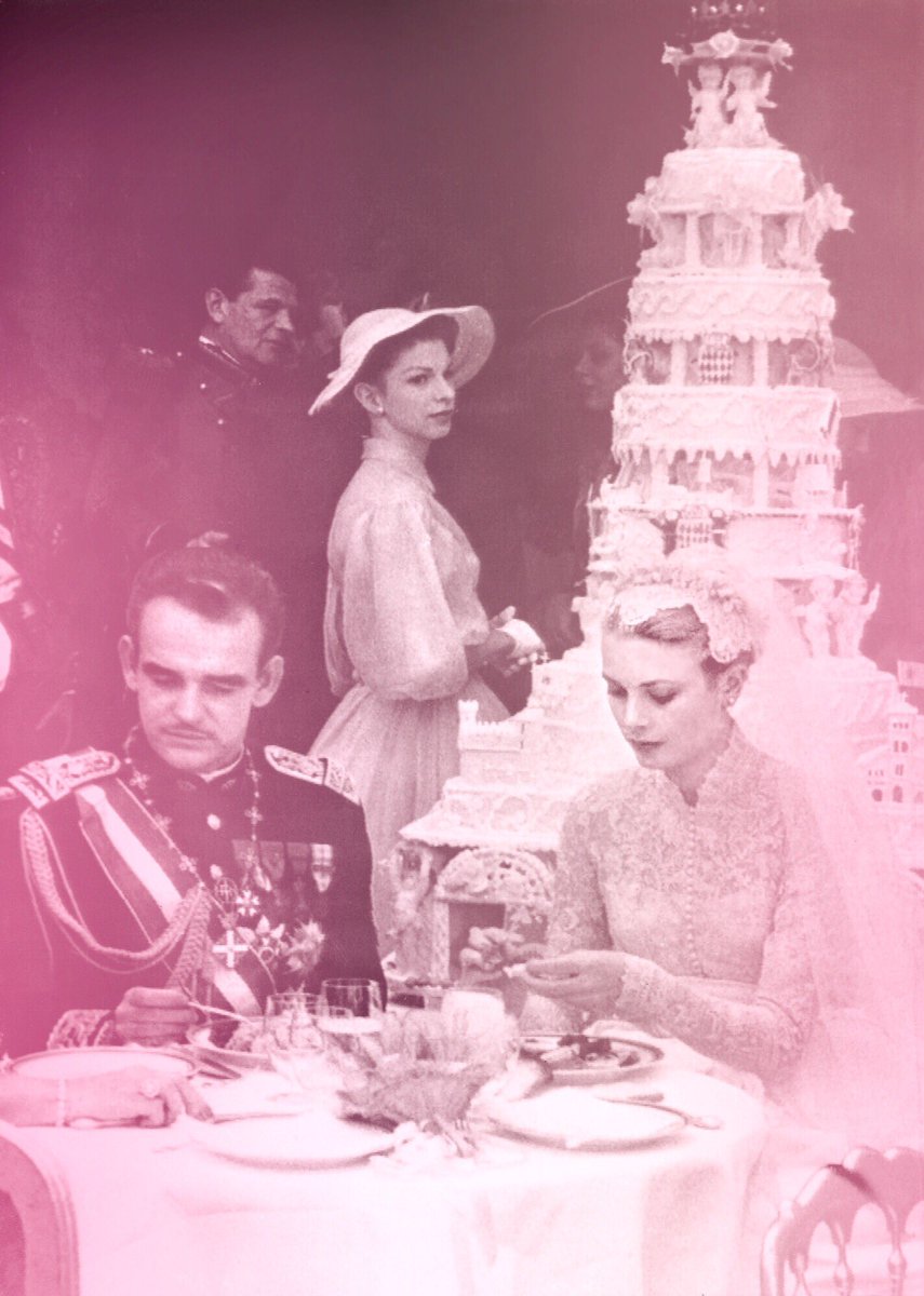 ivorylayne's tweet image. It’s not that I don’t want to be a princess, I just identify more with the woman eying the cake. 🎂👀😂 Happy Royal Wedding Day, Harry &amp;amp; Meghan! 🇬🇧 #ModernGraceKelly #CakeLady #LoveAtFirstSlice