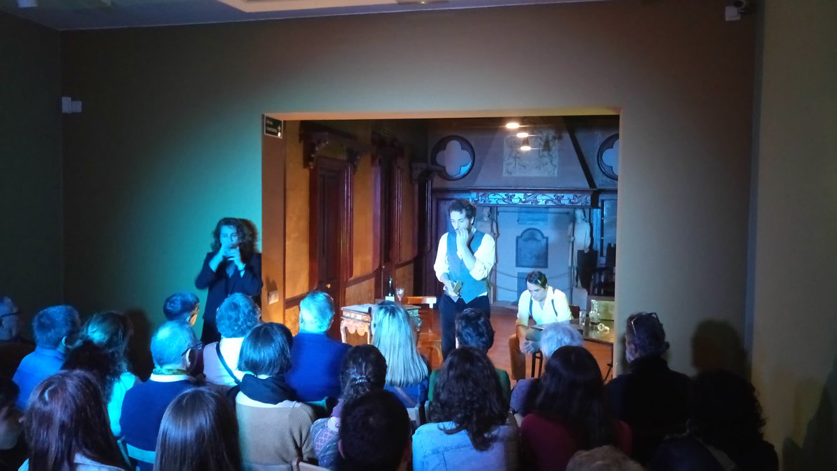 PindolesFest's tweet photo. La #GiraPíndoles d'avui a #Olot molt especial per la #NitDelsMuseus. #Ninis, #CafeHippodrome i #ElDetectiu al Museu dels Sants amb interpretació de llenguatge de signes. https://t.co/yF6NzD5woI