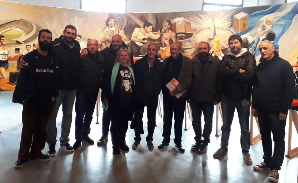 Dirigentes, asambleístas e hinchas de <a href="/CAHuracan/">CA Huracán</a> visitaron el <a href="/DeporteDDHH/">Espacio Deporte DDHH</a> Gracias por seguir sosteniendo que con Memoria Verdad Justicia hacemos una Argentina mas digna.