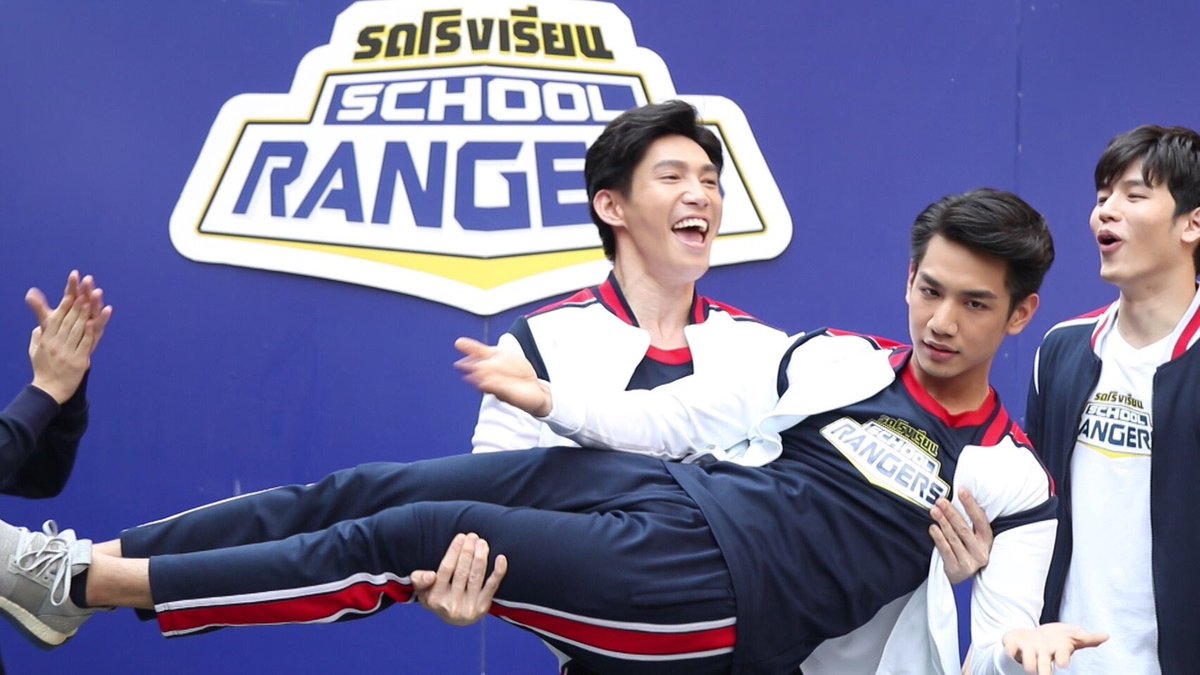 GMMTV's tweet photo. อุ้มเก่งเวอร์ เดี๋ยวรอดูจะไปรอดมั้ย!!! รถโรงเรียน School Rangers รร.สตรีวัดระฆัง (ตอนที่ 1)  วันนี้เที่ยงตรง ทาง GMM25
#รถโรงเรียนSchoolRangers #GMMTV https://t.co/mA5TMm07DR