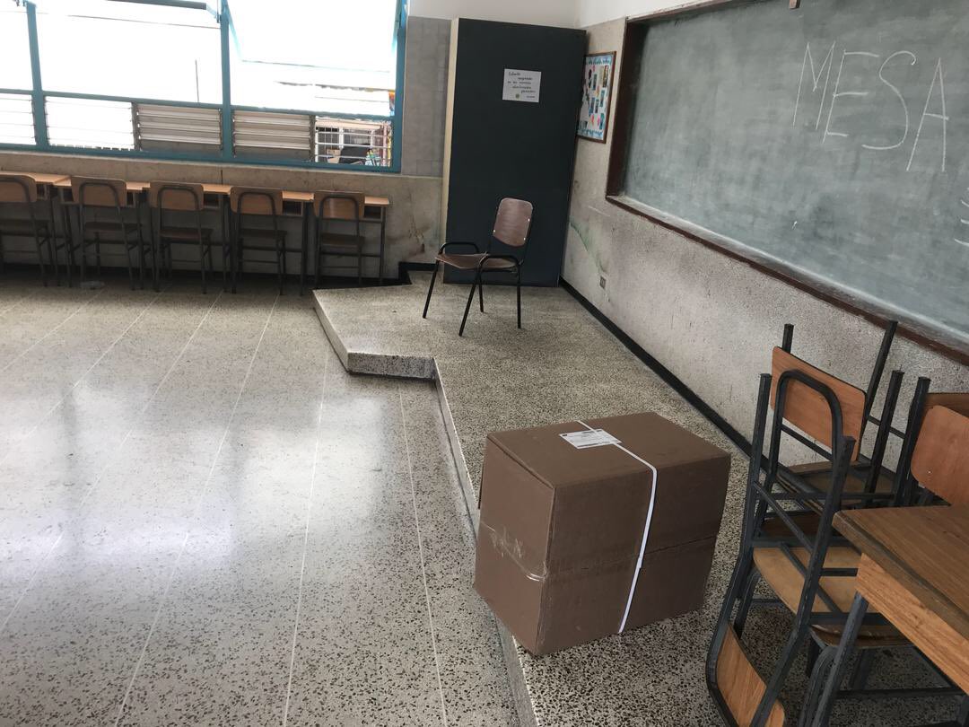 AlfonsocaroVe's tweet photo. Hoy 10:54 am centro de votación de Colegio Cristo Rey en Santa Monica. El centro de votación más grande de la parroquia San Pedro.  Solo se ha instalado una mesa. No Asistió NADIE.  Favor difundir con fotos #IndignadosVenezuela #AutoConvocados https://t.co/x3dkSL0EDd