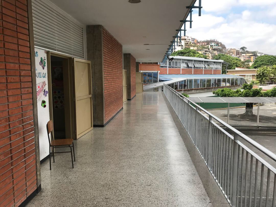 AlfonsocaroVe's tweet photo. Hoy 10:54 am centro de votación de Colegio Cristo Rey en Santa Monica. El centro de votación más grande de la parroquia San Pedro.  Solo se ha instalado una mesa. No Asistió NADIE.  Favor difundir con fotos #IndignadosVenezuela #AutoConvocados https://t.co/x3dkSL0EDd
