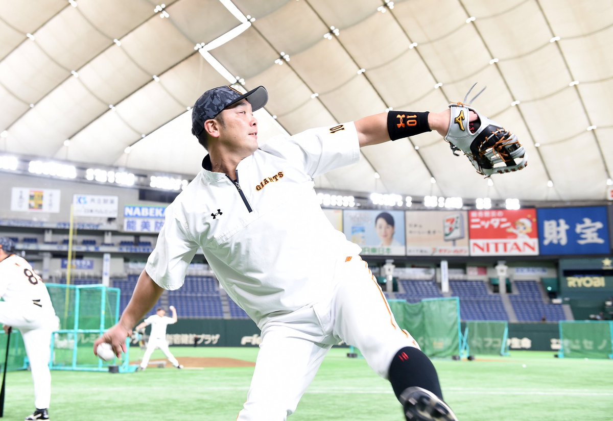 日刊スポーツ 巨人担当 試合前練習写真 阿部慎之助 はキャッチボールを行う 守備練習では 若林晃弘 の捕球をチラリ 中井大介 も笑顔 Giants ジャイアンツ Baystars