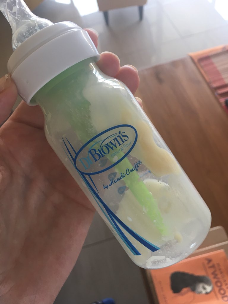sharoncrowther2's tweet photo. @babybrezza why is the formula in our brand new pro not mixing?  Not happy.  4 day old at home here. https://t.co/Dg3brNeiRm