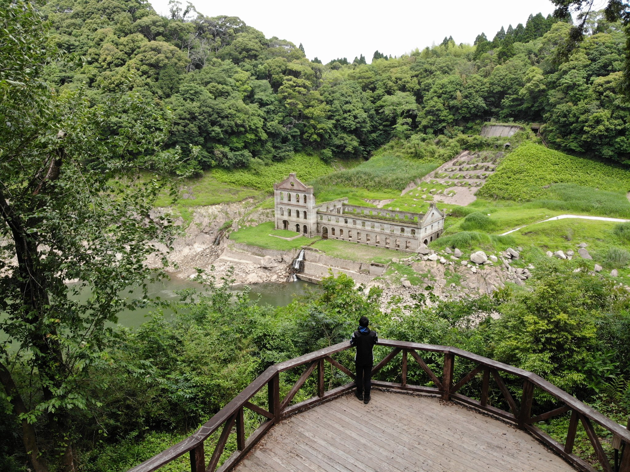 カリオストロの城だ ダムの底からこの時期だけ姿を現す廃墟をドローン撮影 鹿児島 えのげ カリオストロの城だ ダムの底からこの時期だけ姿を現す廃墟をドローン撮影 鹿児島 えのげ