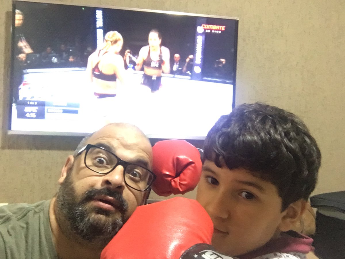BARBOSAg12's tweet photo. @canalCombate  #UFCnoCombate eu e meu Filhao Lucas e toda Araruama Rio de Janeiro ligados no melhor canal de lutas!!! https://t.co/a9LGzAMW2f