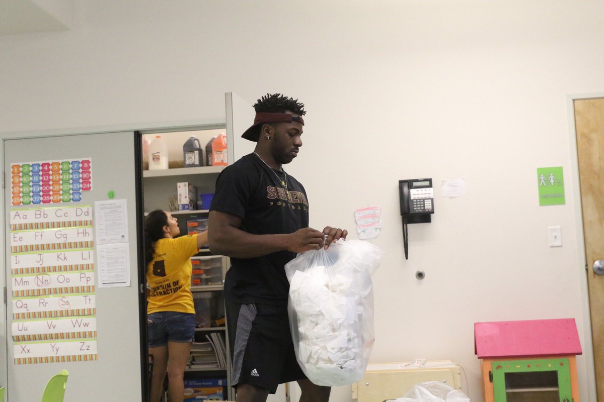 TheSunDevils's tweet photo. The #SunDevilCaravan made a $2,000 donation to Thew Elementary yesterday and did community service at @ANewLeafAZ. https://t.co/WQtgmDZZ8L