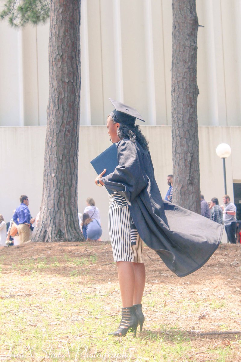 LexusJacoria_'s tweet photo. We did it 👩🏽🎓🙌🏽 #LaTech18❤️💙🐶 https://t.co/XXZMPIapku