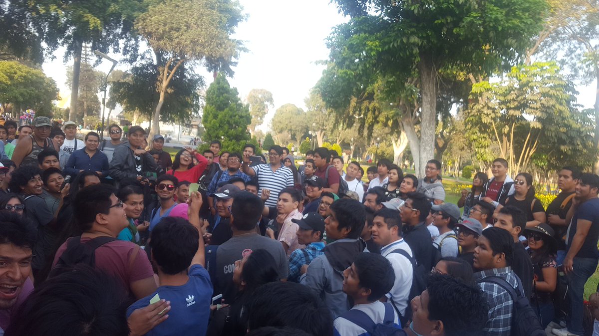 heber_montesino's tweet photo. Momento de compartir con los amigos tras el #CommunityDay de #Charmander !!! #HolaNiantic #GoHubPeru #PogoPeruOficial #Charizardo #TeamValorPresente !!! https://t.co/FzkyhUAsxg