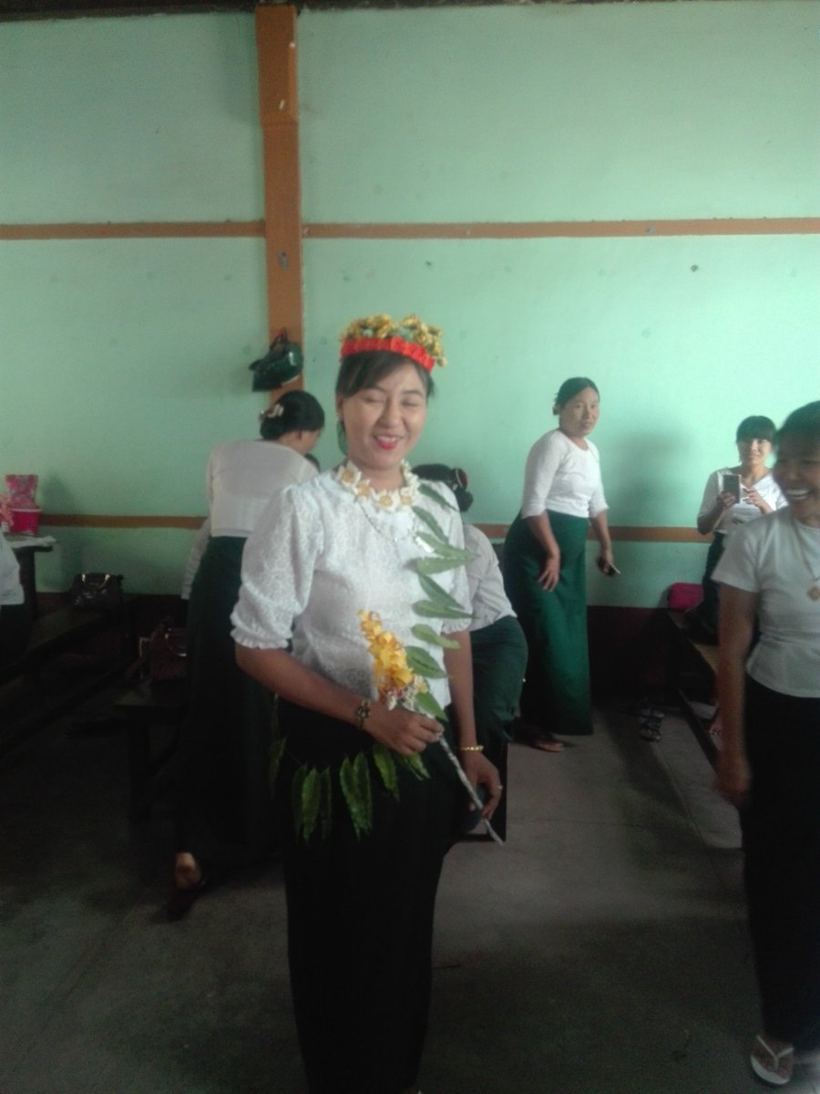 အေၾကာင္းမသိရင္႐ူးတယ္ေျပာၾကတယ္
အမွန္က...တာဝန္...ဝန္ထမ္းဆိုတာ
ေပးအပ္လာရင္ မလုပ္ခ်င္လို႔မရပါဘူး
က်ရာတာဝန္ကိုေက်ပြန္ရစျမဲဗ်ာ...
ဝန္ထမ္းေလ....အဲတာ...ႏိုင္ငံ့ဝန္ထမ္းပဲ...