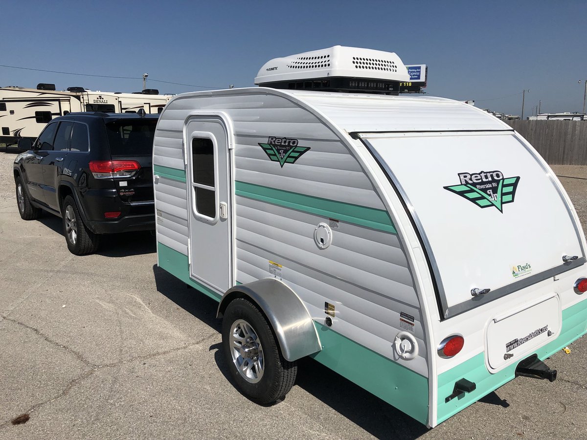FloydsRVs's tweet photo. Perfect match.....tows like a dream. Retro Jr is here to make a Sr Impact on the camping scene. #teardrop #rv #camping #adventure #oklahoma #retro #riversiderv #jeep #easytowing #campfire #campfiremovement https://t.co/dUYuEO3ekk