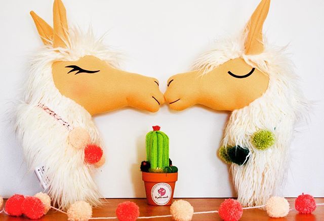 Petiterenardeqc's tweet photo. Obe is in the air ❤️✨#llama #lama #allaga #alpaca #love #loveisintheair #cute #walldecor #fauxtaxidermy #benziefelt #pompom #nurserydecor https://t.co/VHHk7bJhJu https://t.co/kcnuhln2Eu
