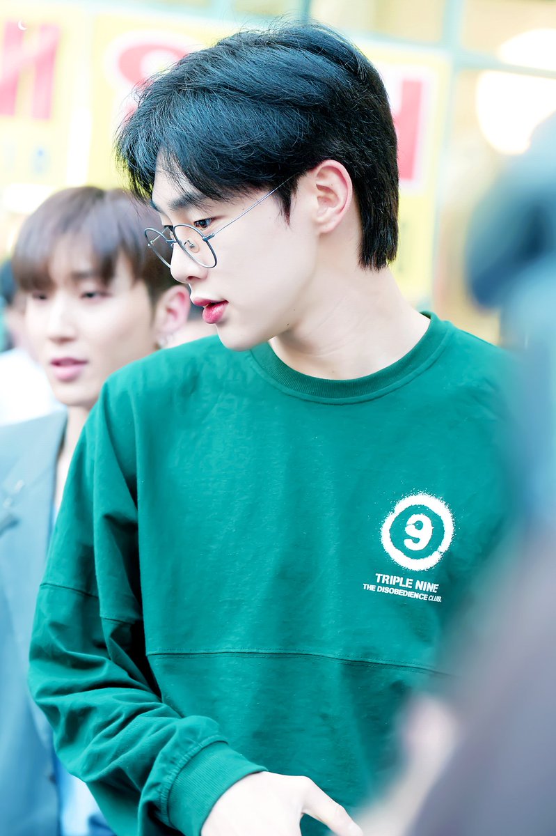 Moondreamers__'s tweet photo. 180519 트리플나인 팝업스토어  
#권현빈 #현빈
세계최고 청순미남상 수여합니다 https://t.co/GasIQ4Gnzi
