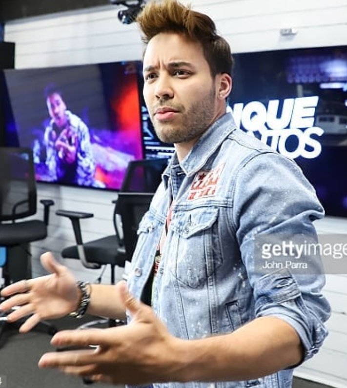 eyesbrownn_'s tweet photo. No puedo superar cuando Maluma le dice a Royce:
"Dime Royce que carajo has hecho aquí".

Imagino a Royce like... 😂 https://t.co/1KQ0NVcZR0