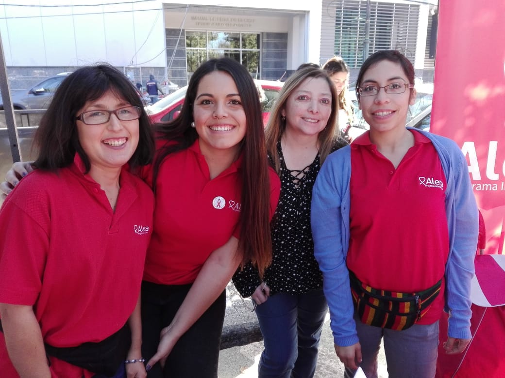 Programa_Alerta's tweet photo. Aquí está @Programa_Alerta en #plazavictoria en la conmemoración del Día de las Velas, para recordar a las personas que han partido a causa del SIDA. Además, nuestra directora técnica junto a un equipo de laboratorio, estuvieron realizando test rápidos para VIH, previa consejería https://t.co/pb86cMYt82