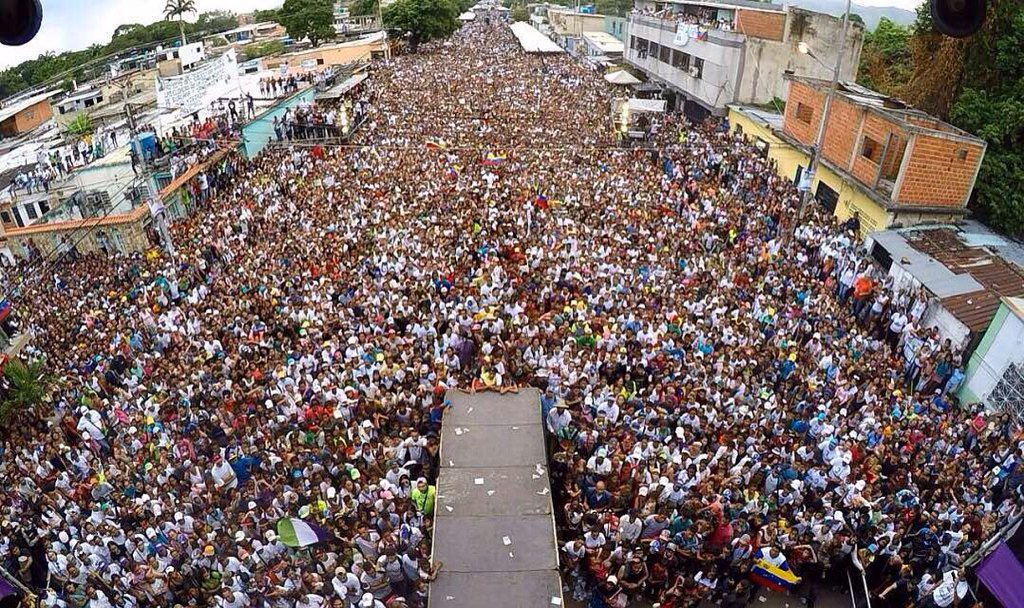 DgLoreto's tweet photo. Fue el único candidato que tuvo este cierre masivo ¿cómo podrá retirarse? #BertucciHastaElFinal https://t.co/7RPTPmoC3W