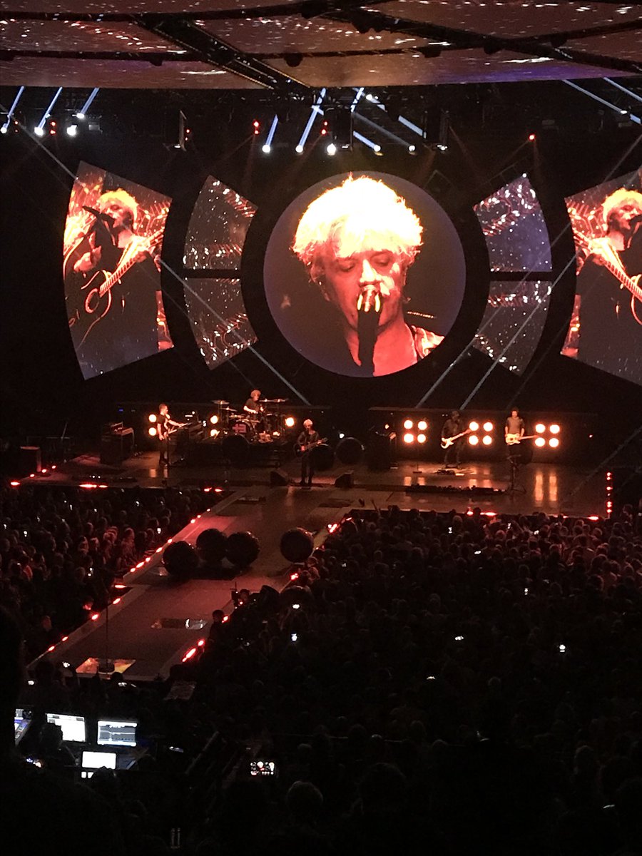 maudcalcine's tweet photo. Merci beaucoup premier concert en barrière c’etait incroyable le meilleur concert que j’ai fait ☺️ et de vous avoir vu d’aussi près pendant tes yeux noirs c’était grandiose rdv en novembre @nicolasirkis @indochinetwitt @oLidESaT_ https://t.co/jWDkz6AoCn