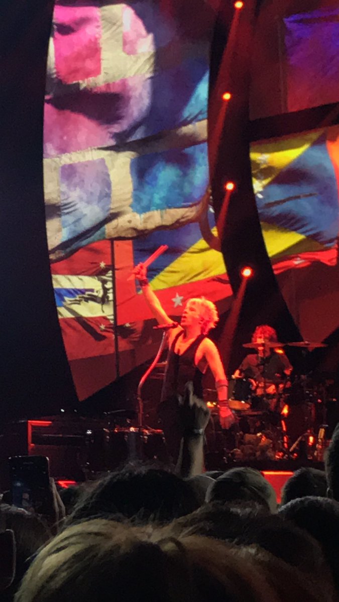 maudcalcine's tweet photo. Merci beaucoup premier concert en barrière c’etait incroyable le meilleur concert que j’ai fait ☺️ et de vous avoir vu d’aussi près pendant tes yeux noirs c’était grandiose rdv en novembre @nicolasirkis @indochinetwitt @oLidESaT_ https://t.co/jWDkz6AoCn