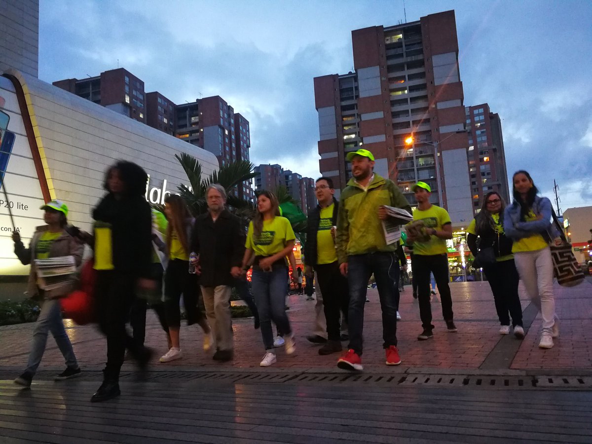 AntanasMockus's tweet photo. Llegamos a Titan Plaza en la #ChivaDeLaEsperanza para seguir compartiendo las propuestas de @sergio_fajardo. Doblemos esfuerzos y lleguemos a segunda vuelta #SePuede https://t.co/yPf0MlwUfU