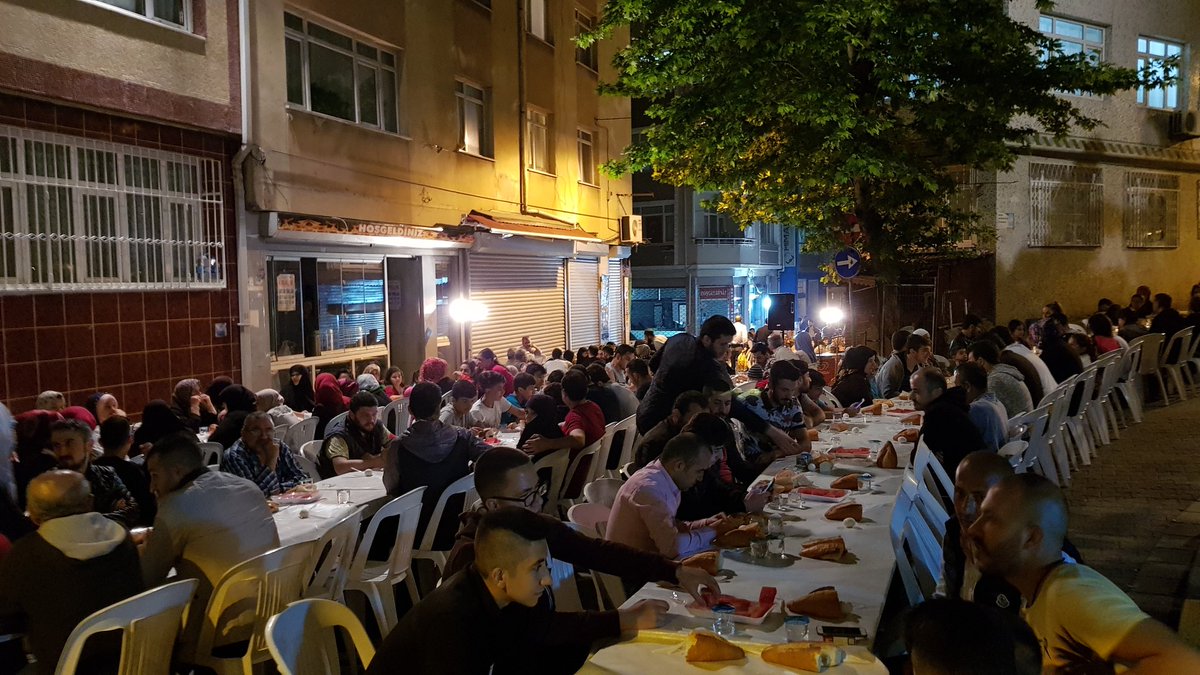 Fatih atikali mahellesi  geleneksel sahurumuz  ;
Komşuyuz
Dostuz
Kardeşiz
ELHAMDÜLİLLAH .