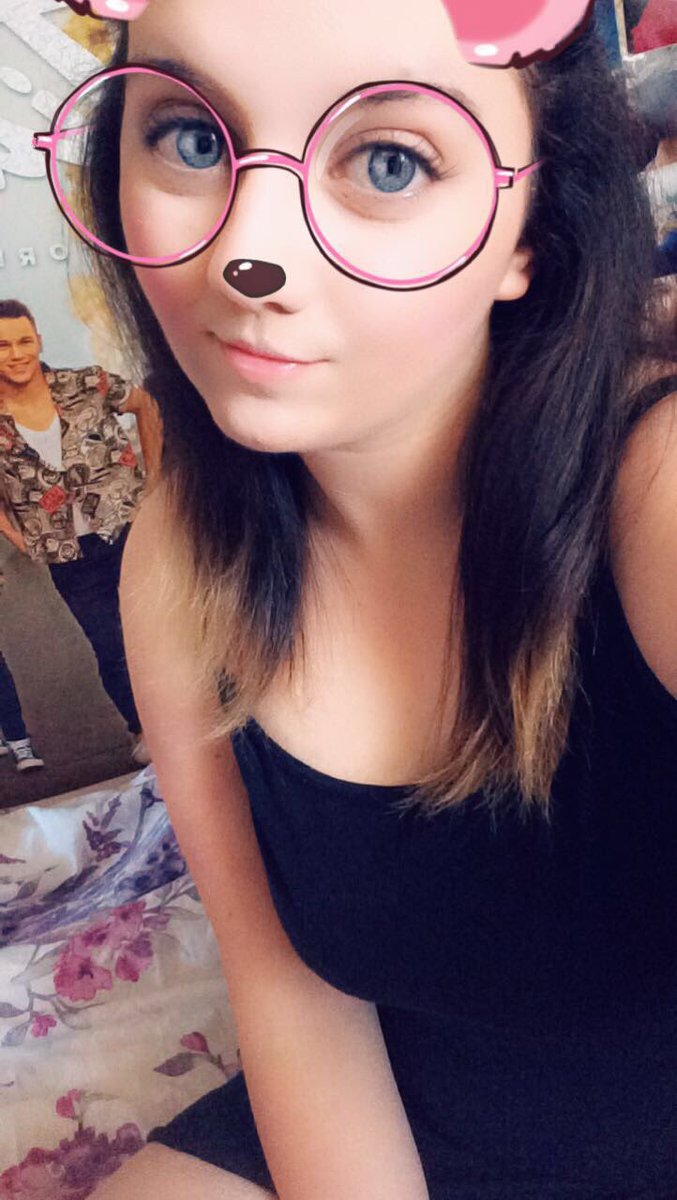 AmyNelsonOx's tweet photo. I know I’m a lil late on the Hashtag but I don’t know if anyone has noticed but recently iv started becoming more confident without makeup (besides my eyebrows) so this if for you Chris, lotta love and see you next month❤️ #ConfidentForChris @chris_offshore https://t.co/on3AWFZ2A9