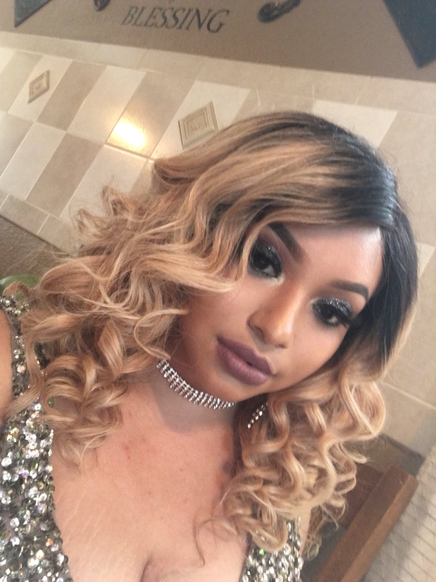 JunoesqueByBree's tweet photo. SWIPE LEFT!!
Client Slayed for Her Prom Day! 💁🏾‍♀️💁🏾‍♀️💁🏾‍♀️ Love This Look Reserve Your Spot Today!
https://t.co/KVH83prId3 
#makeup #makeupbyme #makeupartist #chicago #milwaukee #wisconsin #makeuptutorial #slayqueen #follow #support #book #bookme #prom #prom2018 https://t.co/XzThQqZreG
