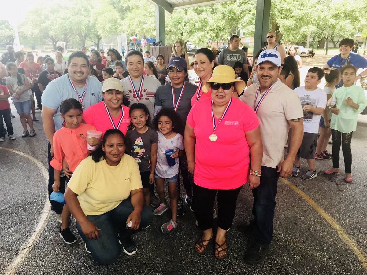 SuttonES_HISD's tweet image. Good times at our 2nd Annual SpringFest. Looking forward to next year. #SuttonRocks