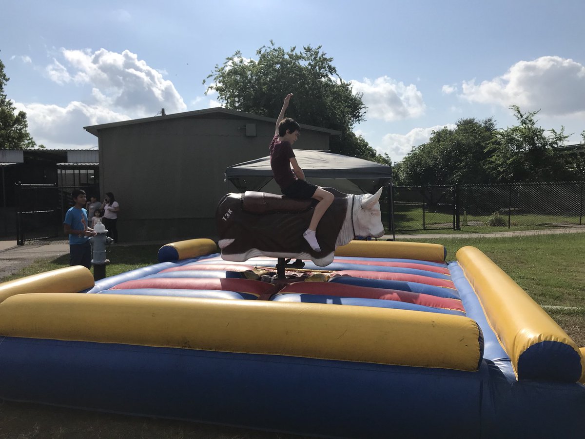 SuttonES_HISD's tweet image. Good times at our 2nd Annual SpringFest. Looking forward to next year. #SuttonRocks