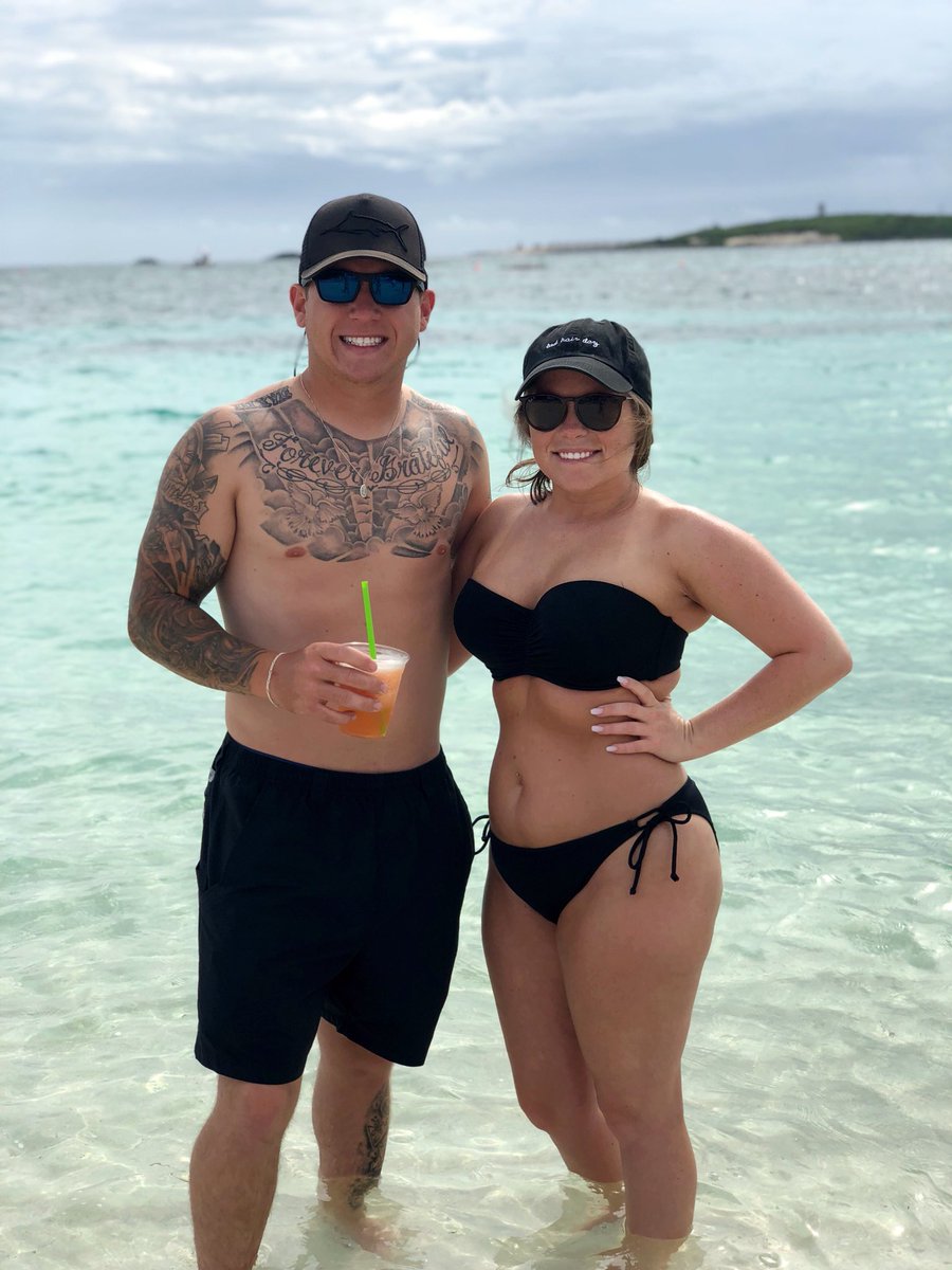 KenadeeLayne's tweet photo. Bahamas w/ this cutie 🌞🍹⚓️🏝 https://t.co/z7BNnxavZs