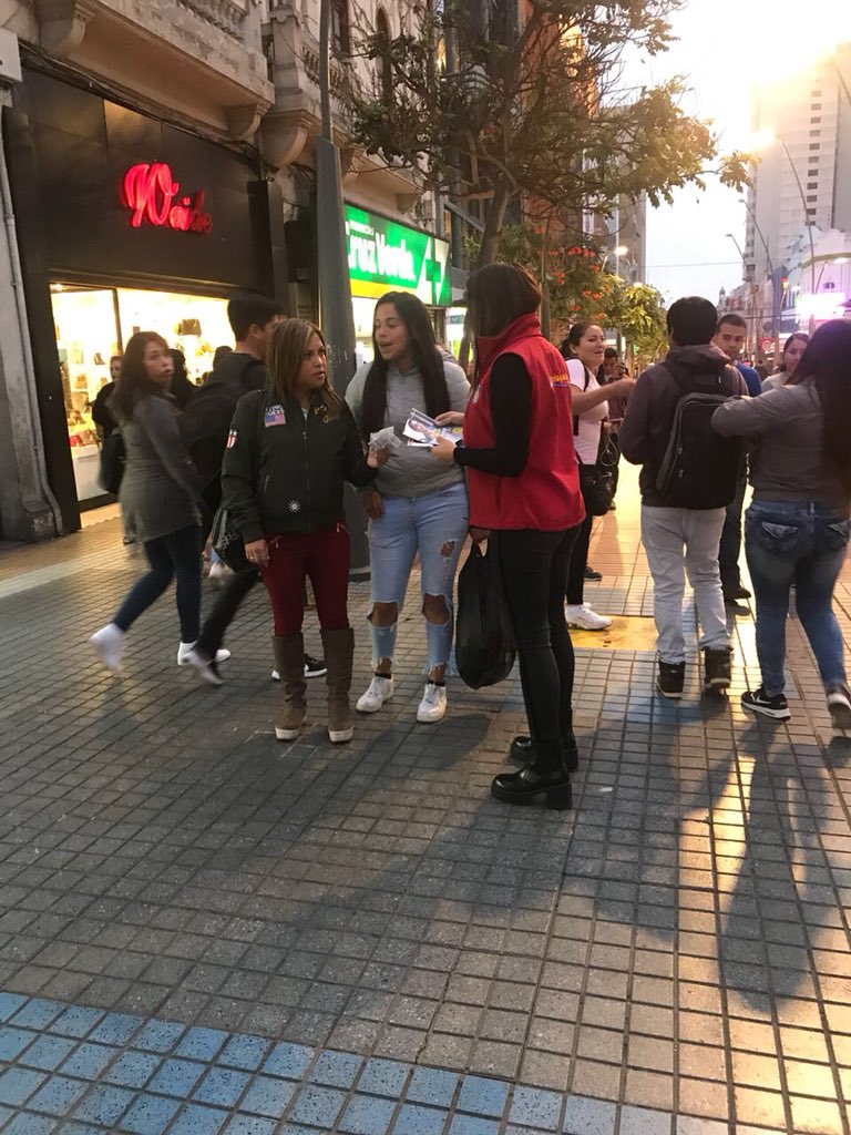 AntofagastaJ's tweet image. 📌 Ahora nos encontramos en una actividad de sensibilización en memoria de las personas fallecidas por el VIH-SIDA, y entregando información preventiva junto #Arpevih #Aprofa #Cmds (APS Atención Primaria), 
Servicio de Salud, Seremi de Salud y Fundación Margen  #Antofagasta