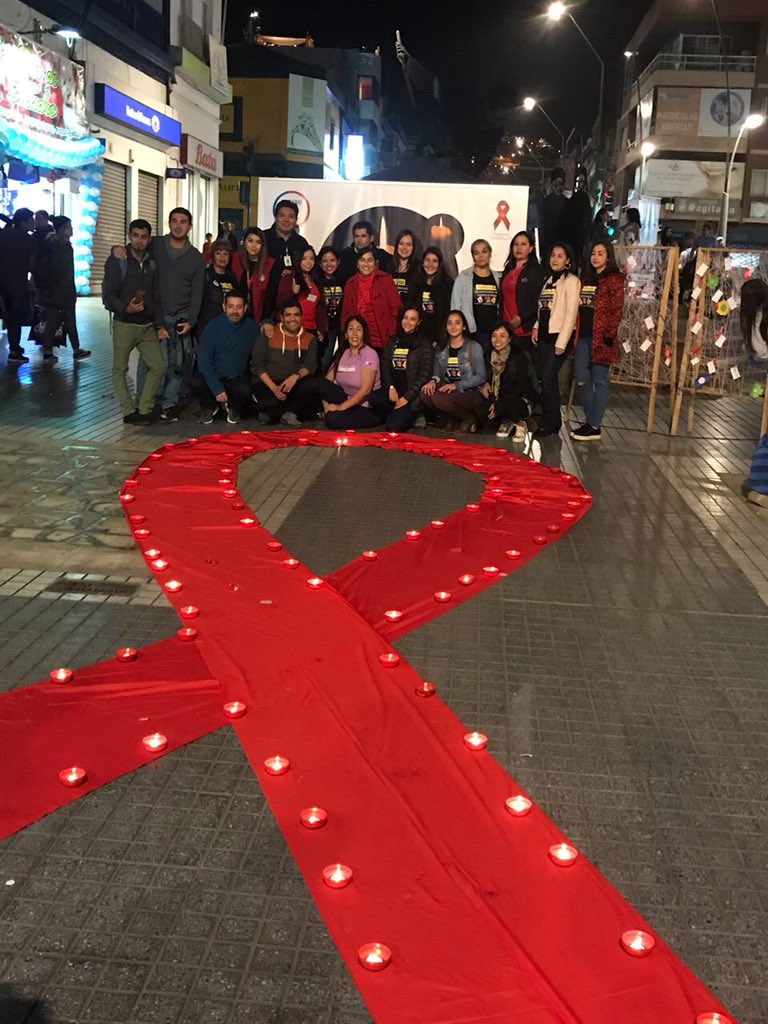AntofagastaJ's tweet image. 📌 Ahora nos encontramos en una actividad de sensibilización en memoria de las personas fallecidas por el VIH-SIDA, y entregando información preventiva junto #Arpevih #Aprofa #Cmds (APS Atención Primaria), 
Servicio de Salud, Seremi de Salud y Fundación Margen  #Antofagasta