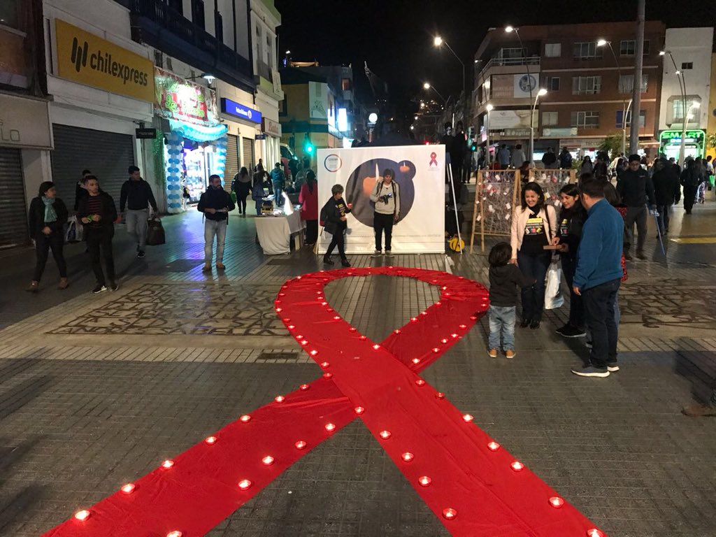 AntofagastaJ's tweet image. 📌 Ahora nos encontramos en una actividad de sensibilización en memoria de las personas fallecidas por el VIH-SIDA, y entregando información preventiva junto #Arpevih #Aprofa #Cmds (APS Atención Primaria), 
Servicio de Salud, Seremi de Salud y Fundación Margen  #Antofagasta