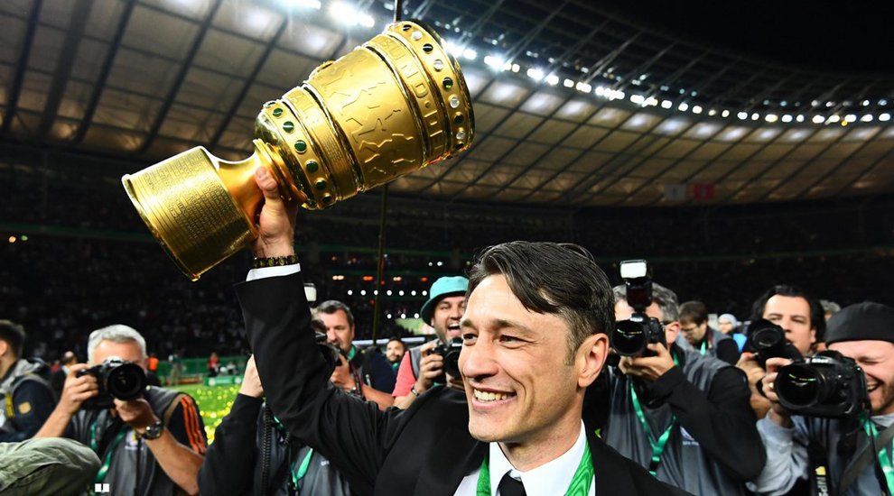 marca's tweet photo. ¡¡Sorpresón en Alemania!! ¡Y qué final de partido! El Eintracht de Frankfurt gana la Copa 30 años después y Niko Kovac deja sin título al Bayern, equipo al que entrenará la próxima temporada https://t.co/roePlZYnWC 🏆 https://t.co/vfzhvjTwdA