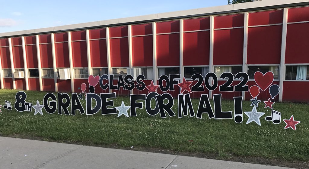 fcsdCompassSC's tweet photo. Great group of students for the Crossroads &amp; Creekside 8th grade formal! Many thanks to all who worked hard to make it happen! #rollingouttheredcarpet https://t.co/HTdQVtZm11