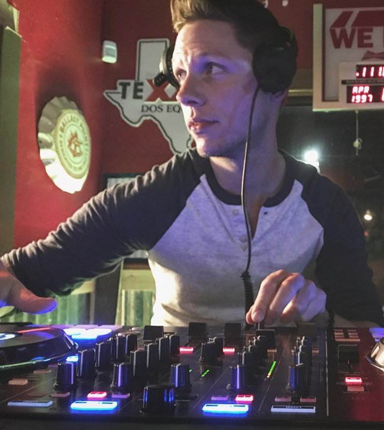 whiskeytreesa's tweet photo. DJ Brody on Air on the turntables tonight! 🎶 📸: @BrodyOnAir #weekend #djbrody #sanantonio #whiskeytree https://t.co/CaBt0jvav3