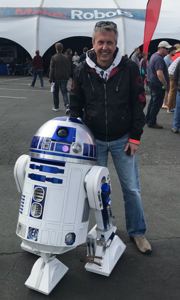 R2-KT built by Evan Atherton <a href="/EPAtherton/">Evan Atherton</a> &amp; R2-D2 built by @GrantWMcKinney - both droids were featured in the short film youtu.be/1bK7FUWIvuE “Artoo in Love” #MakerFaire #Make #SF <a href="/makerfaire/">Maker Faire</a> #MFBA18