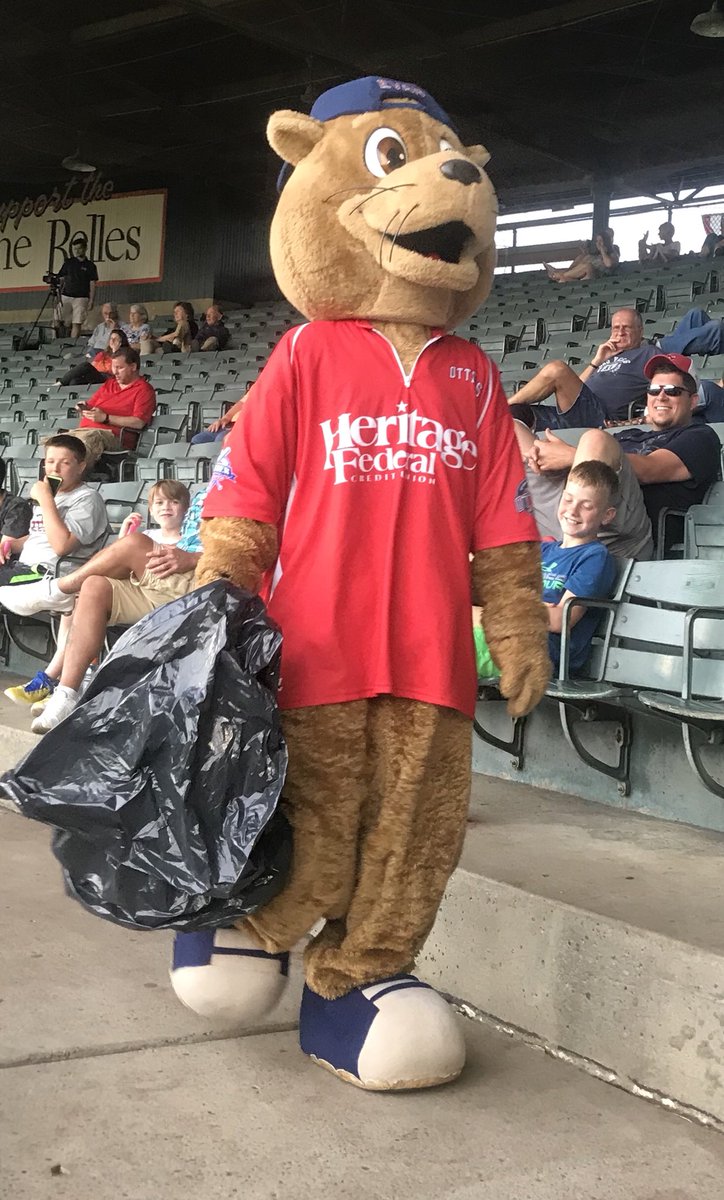 EvilleSports360's tweet photo. Watched Evan of the @EvilleOtters gathering trash between innings. Wonder if @ThundertheDog does that for the @Storm_Baseball #uOTTERbehere #LifeAtTheDiamond https://t.co/OD5YdWUgbm
