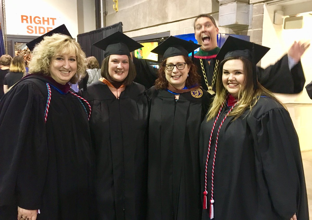 ekyCOMprof's tweet photo. That time the President of the university photo bombed us...@upikebears @rachellittle82 @AJ_Slone @queenwillard @DrBWebb #GoBears #Graduationfun https://t.co/nalkicN6PA