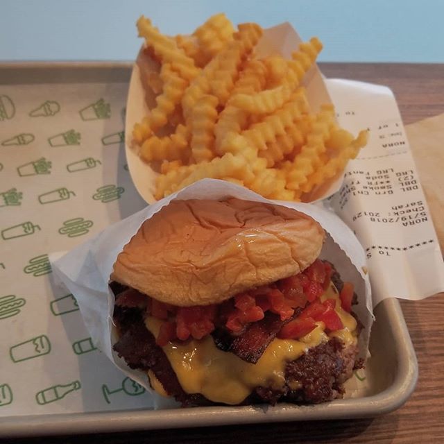 Hozer505's tweet photo. Double SmokeShack with them crinkle cuts... Pretty fuckin tasty! More in line with Smashburger than In-N-Out, but it still doesn't break my top 3 (Whataburger, Lotaburger & Griffs) still delicious! #FatKidCode #FoodPorn#TeamPiggy #BurgerFanning https://t.co/PCljvfKIgh https://t.co/CaY5EbyDCk