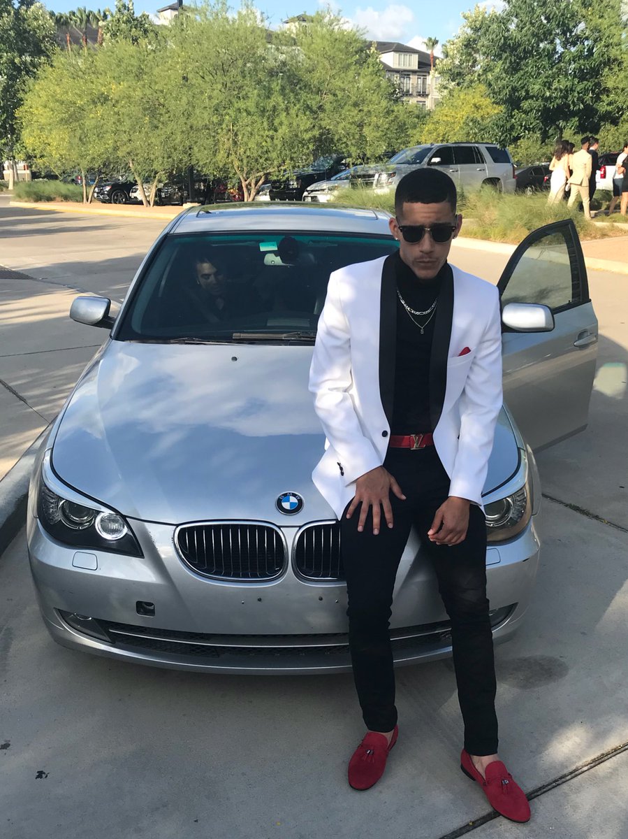 ocoliver5's tweet image. Check out my boy @jordannoliver cleaning up for Prom!