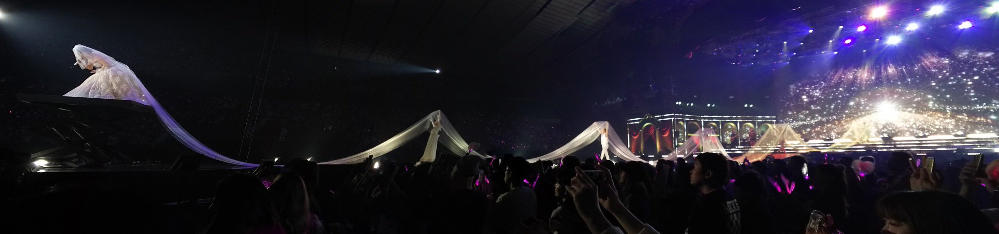 つーふぃ メーガンさんのヴェール の長さはなんと5メートルもあるんです というロイヤルウエディングの中継に対して 藤原紀香は8メートル 谷亮子は10メートル ヴェール でも金 という争いが起きて 最終的に 浜崎あゆみのヴェールは50メートルだから