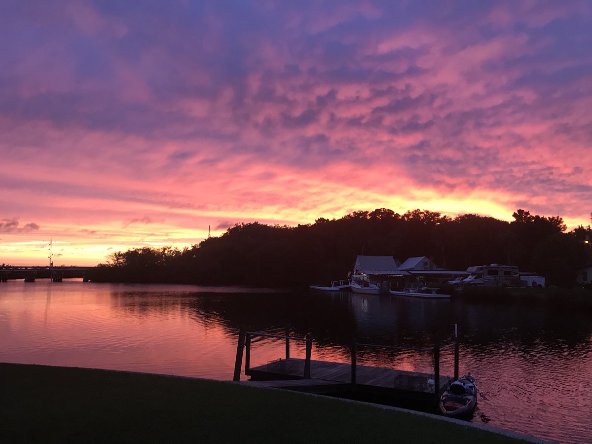 ehgkulow's tweet photo. Mother Nature outdid herself tonight #sunsetobsessed #bitsofbeauty https://t.co/dtYWzBXAKu
