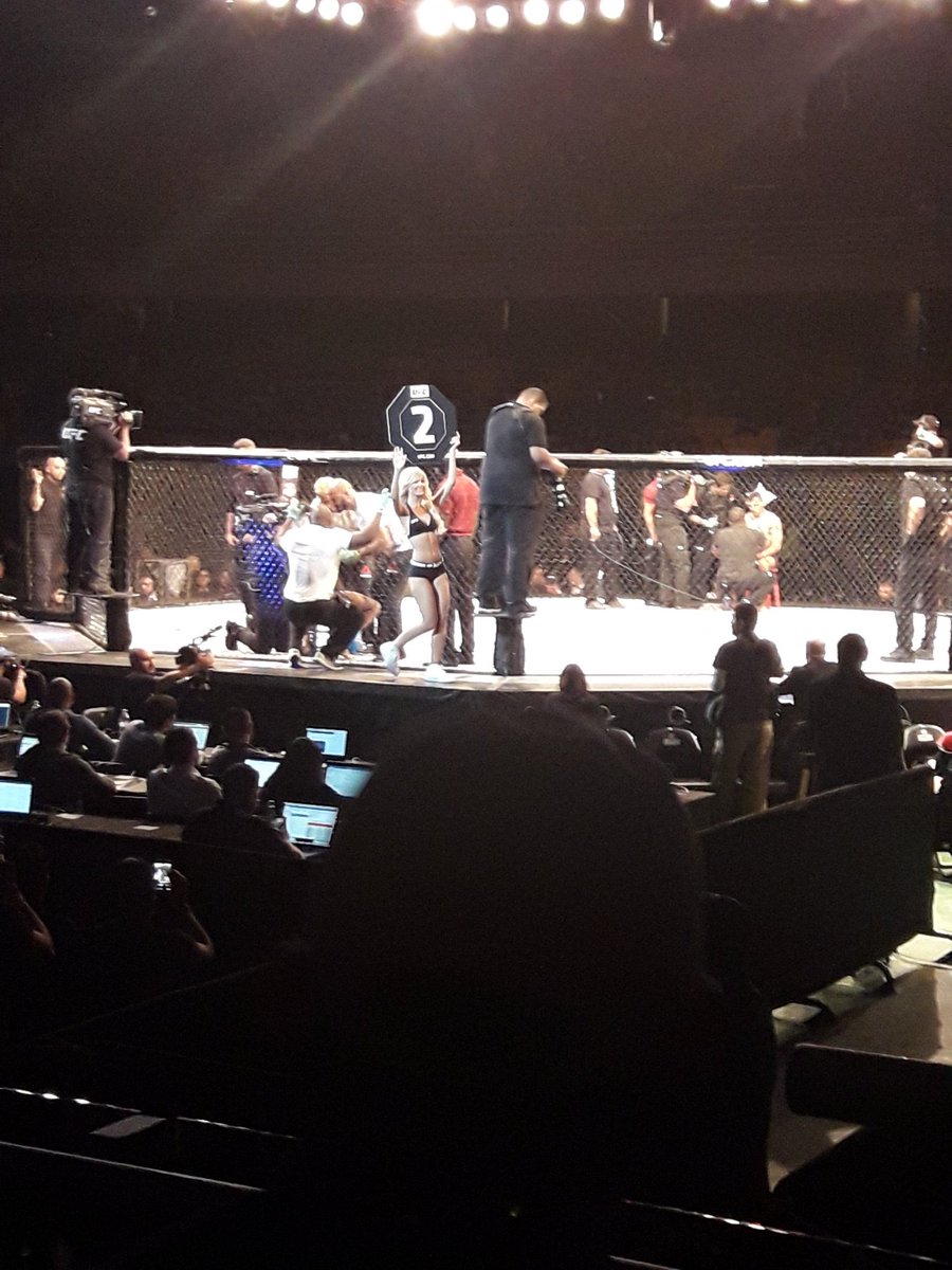 ActivistaEnRRSS's tweet photo. Tremendo evento hasta ahora #UFCChile 💪 disfrutando al máximo en platea baja central por donde se retiran los peleadores, una lástima el fotógrafo guaton q nos  quita visibilidad del octagono, pero todo lo demás super #UFCxFOX #UFCEnChile #UFCenADN #UFC @UFCEspanol #VamosPitbull https://t.co/q4UfNwrSbP